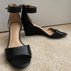 Black wedges